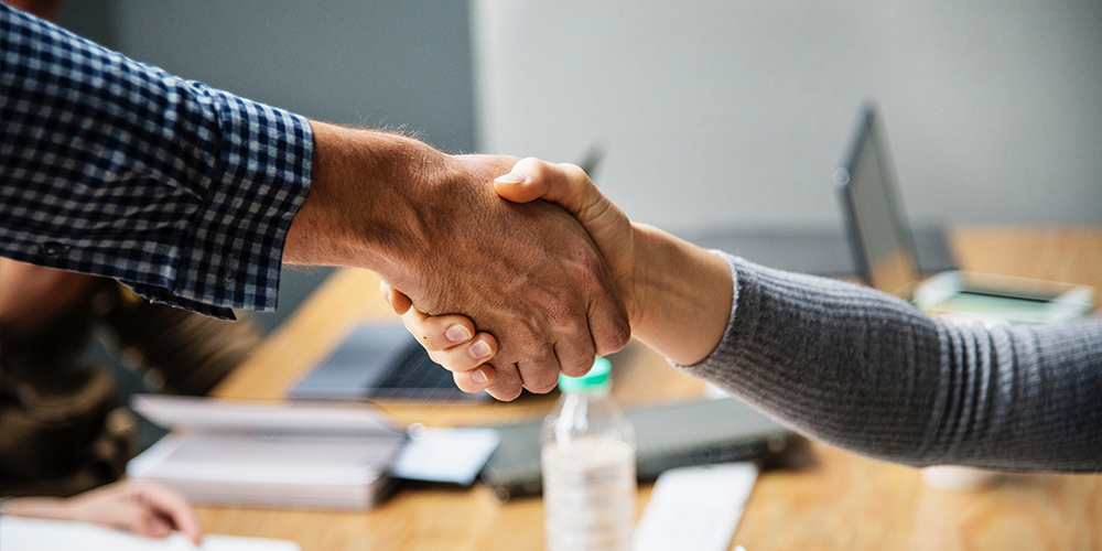 close up of 2 persons shaking hands